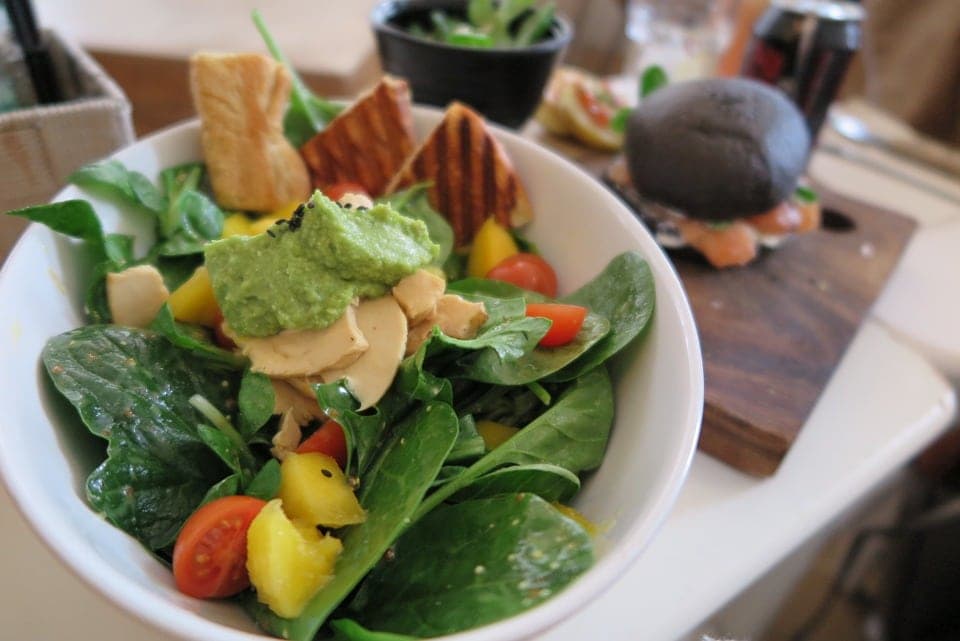 Ensaladas de hojas verdes con salsa de palta y almendras laminadas