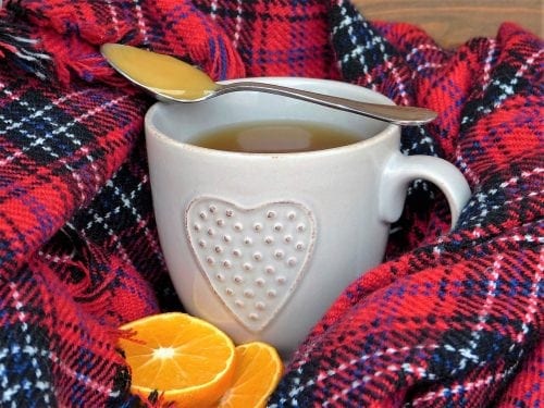 Taza de té con naranja